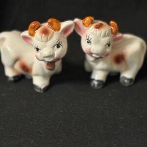 Adorable Ceramic Cow Salt & Pepper Shakers ~ Super Cute!